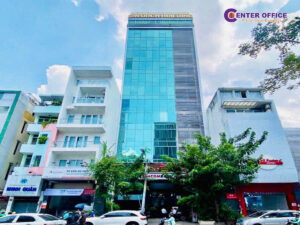 Tòa nhà Norch nhìn từ phía bên ngoài với mặt tiền kính được lắp full xung quanh tòa nhà