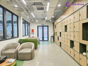 Không gian bên trong tòa nhà văn phòng trọn gói Tini Co-working đầy đủ nội thất và ghế ngồi